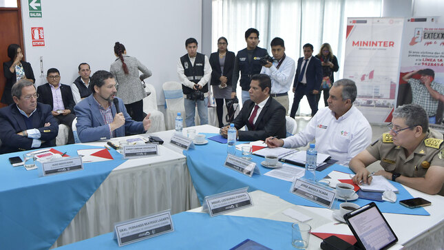 Ministro Vicente Romero con alcalde de balnearios del sur de Lima