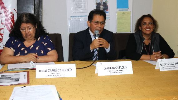 Magistrado Juan Campos Flores, juez del Segundo Juzgado de Familia del Callao, explicó a las mujeres del comedor Santa Rita de Casia (playa Rímac-Callao) qué es una demanda de alimentos, y la ub administradora del módulo de violencia – protección, Karem Salcedo Barrenechea exhortó a denunciar la violencia familiar