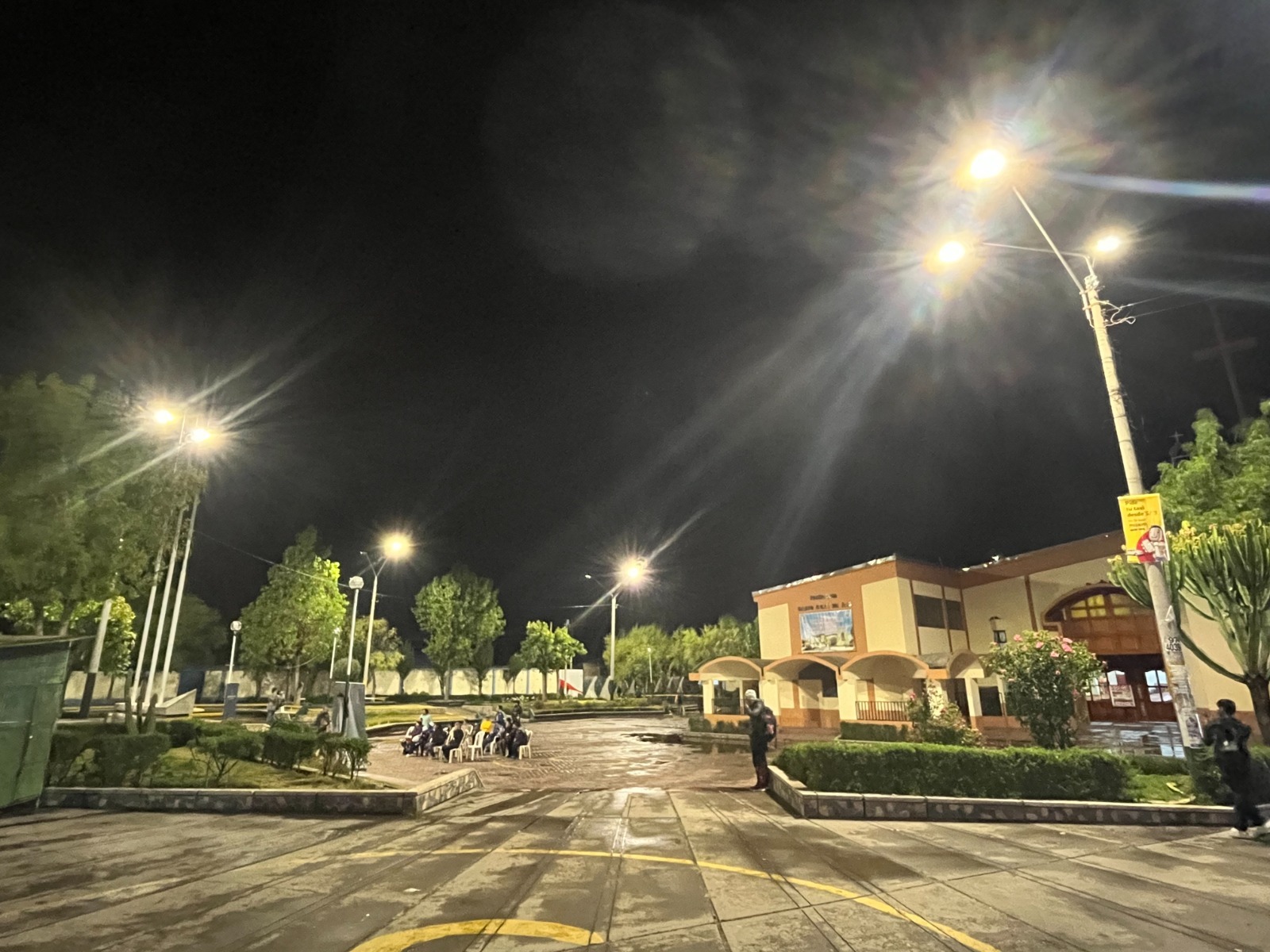 Parques “El bosque” y “El Tumi” en Pio Pata estrenan moderna iluminación LED