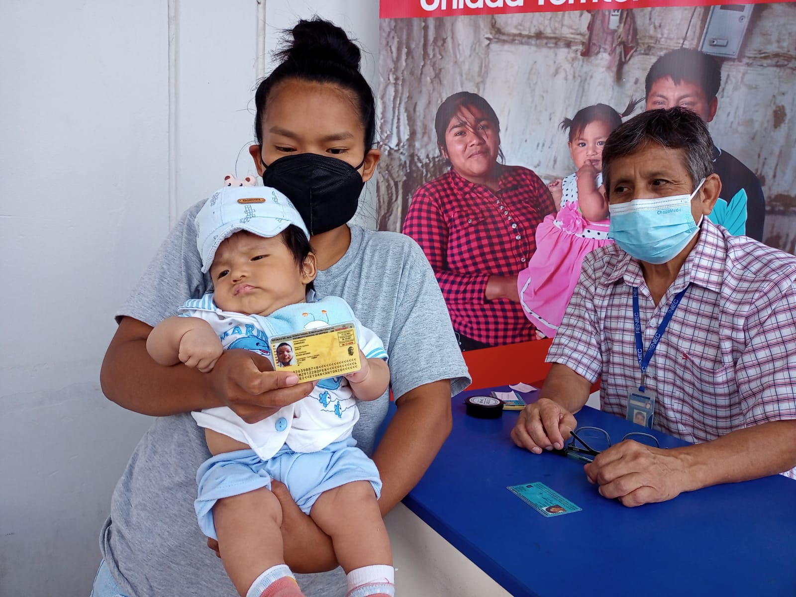 Madre mostrando el DNI de su menor hijo.