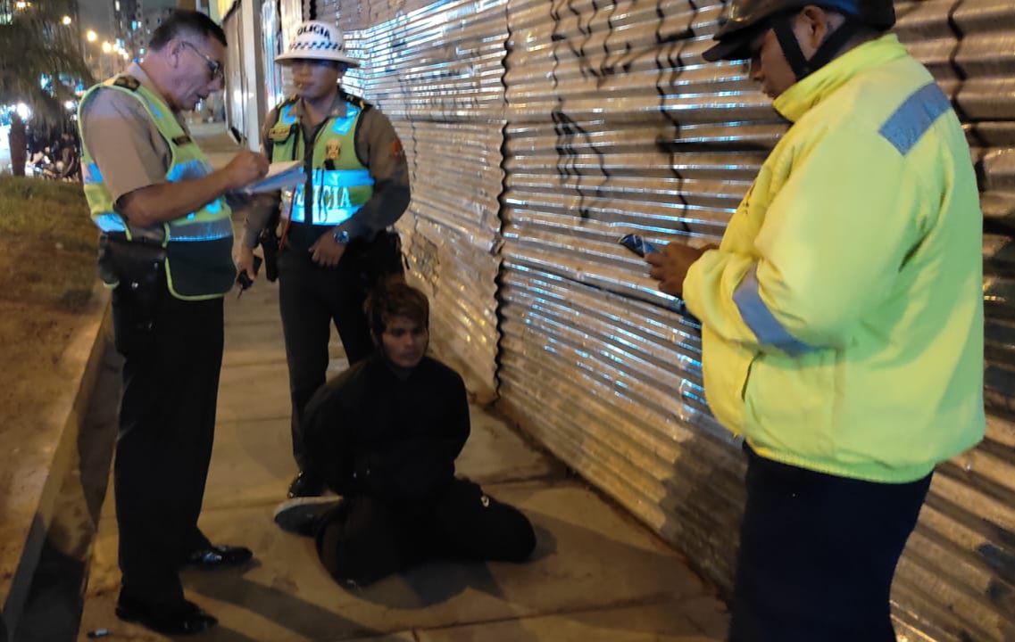 Serenos y policías atrapan a ladrón de autopartes.