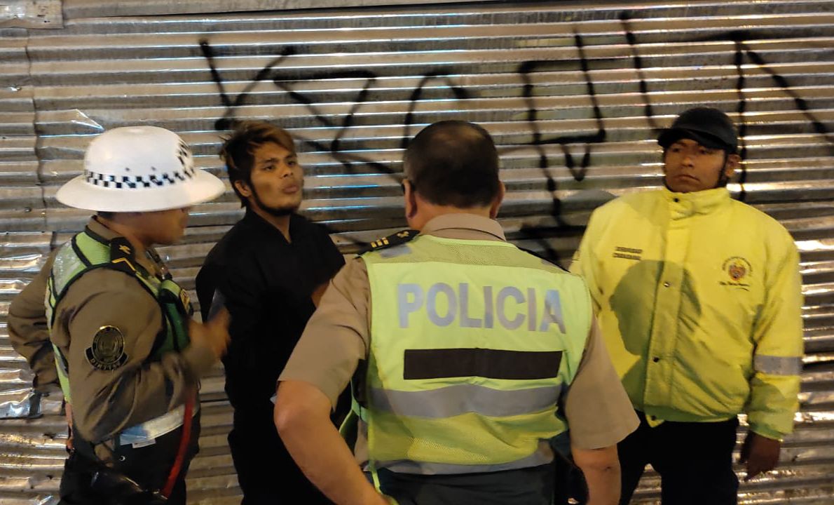 Serenos y policías atrapan a ladrón de autopartes.