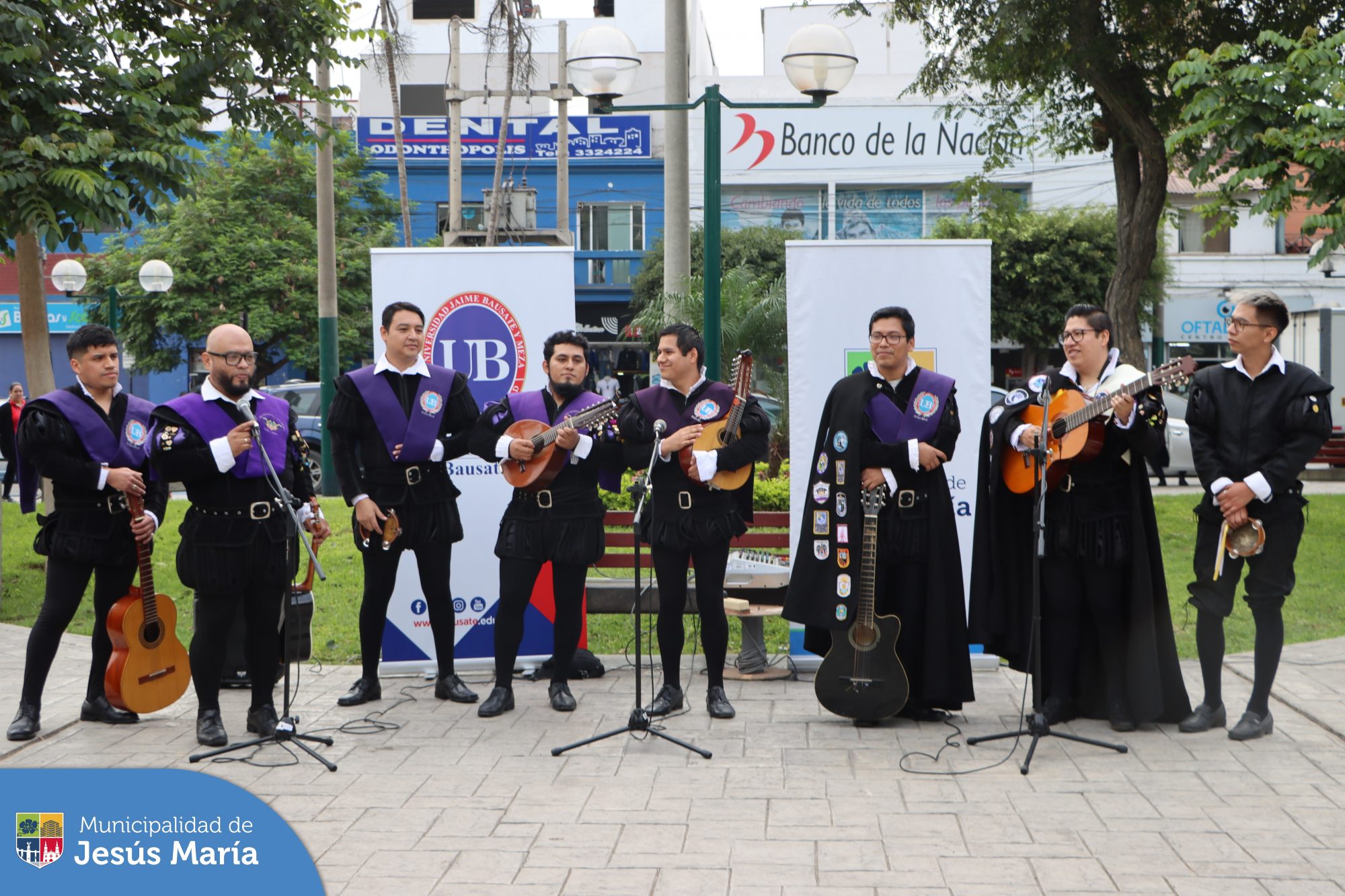 Los vecinos jesusmarianos bailaron🕺🏻 y disfrutaron de diversas canciones al ritmo de la música de la espectacular 🎶 Tuna de la Universidad Jaime Bausate y Meza. 🤩