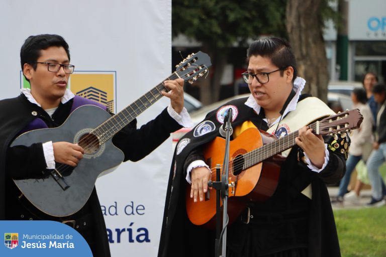 Los vecinos jesusmarianos bailaron🕺🏻 y disfrutaron de diversas canciones al ritmo de la música de la espectacular 🎶 Tuna de la Universidad Jaime Bausate y Meza. 🤩