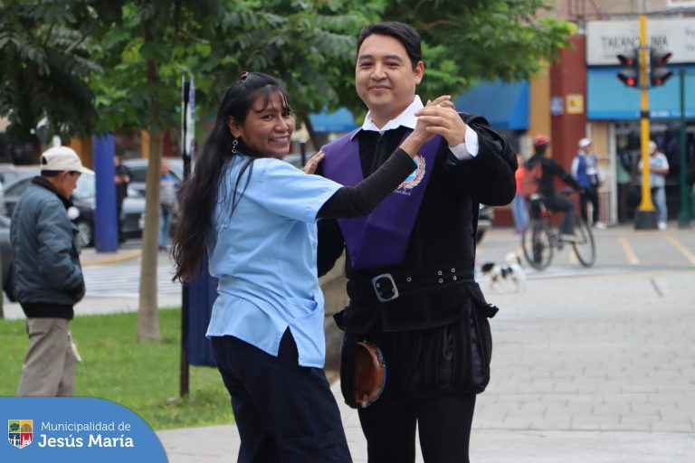 Los vecinos jesusmarianos bailaron🕺🏻 y disfrutaron de diversas canciones al ritmo de la música de la espectacular 🎶 Tuna de la Universidad Jaime Bausate y Meza. 🤩