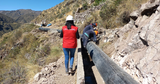 La Contraloría General alertó a la Gerencia Sub Regional de Huaytará sobre el riesgo de desplome de las tuberías HDPE (Tuberías de Polietileno de Alta Densidad) que permanecen expuestas en la obra de mejoramiento y ampliación del servicio de agua para riego en tres lugares de la comunidad de Pampapuquio del distrito de San Antonio de Cusicancha, provincia de Huaytará.