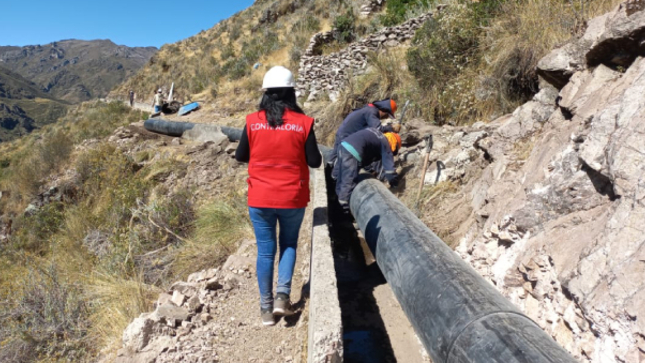 La Contraloría General alertó a la Gerencia Sub Regional de Huaytará sobre el riesgo de desplome de las tuberías HDPE (Tuberías de Polietileno de Alta Densidad) que permanecen expuestas en la obra de mejoramiento y ampliación del servicio de agua para riego en tres lugares de la comunidad de Pampapuquio del distrito de San Antonio de Cusicancha, provincia de Huaytará.