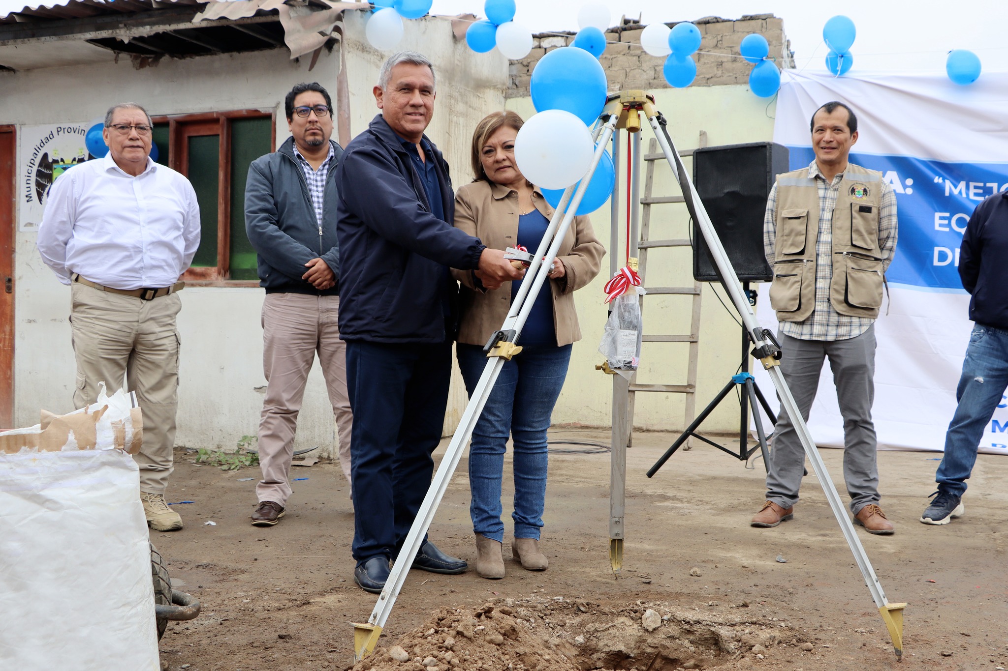 Alcalde colocó primera piedra en obra "Mejoramiento de la infraestructura y equipamiento del archivo central de la municipalidad provincial
