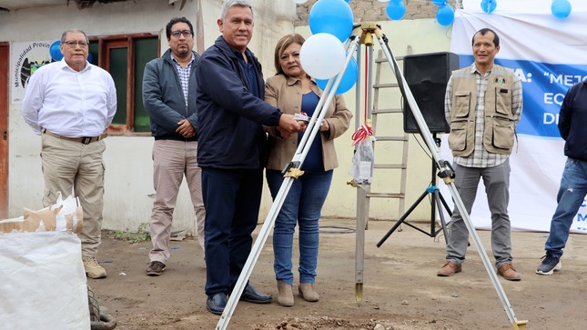 Alcalde colocó primera piedra en obra "Mejoramiento de la infraestructura y equipamiento del archivo central de la municipalidad provincial 