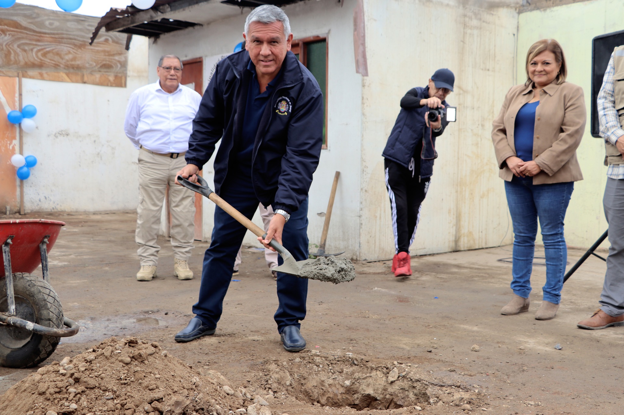 Alcalde colocó primera piedra en obra "Mejoramiento de la infraestructura y equipamiento del archivo central de la municipalidad provincial