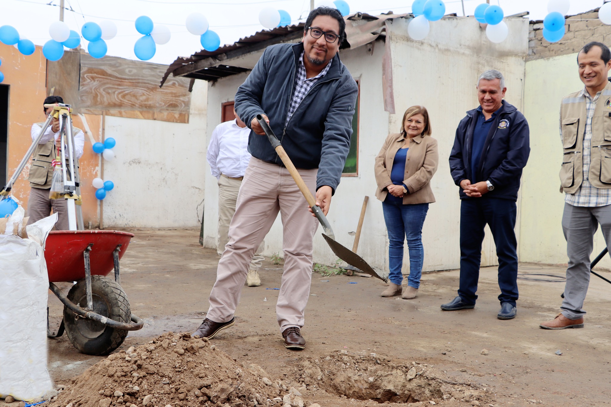 Alcalde colocó primera piedra en obra "Mejoramiento de la infraestructura y equipamiento del archivo central de la municipalidad provincial