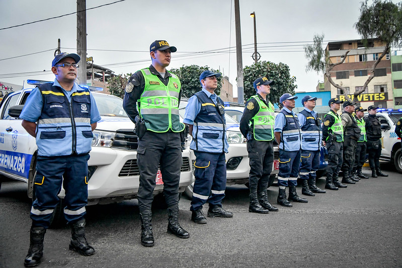 En un esfuerzo conjunto por fortalecer de la seguridad ciudadana, la Provincia Constitucional del Callao y el distrito de San Martín de Porres lanzaron este viernes el programa ´'Serenazgo sin fronteras', que permitirá incrementar las acciones de prevención y el patrullaje integrado en estos distritos.
Mediante esta alianza se busca promover la colaboración y la coordinación entre la provincia del Callao y los distritos que la integran (Ventanilla, La Perla, Bellavista, La Punta, Carmen de la Legua y Mi Perú), con el distrito de San Martín de Porres. Además, se buscará optimizar la capacidad operativa y humana de ambas jurisdicciones para fortalecer la seguridad ciudadana y generar un entorno más seguro para los vecinos.
En el evento de presentación, el ministro del Interior, Vicente Romero, destacó la importancia de la cooperación entre distritos en la lucha contra la delincuencia. Romero señaló que el programa "Serenazgo Sin Fronteras" es un paso significativo hacia una estrategia conjunta y efectiva de seguridad ciudadana.