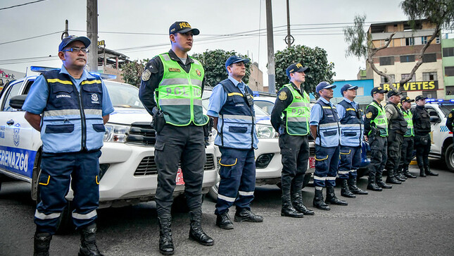 En un esfuerzo conjunto por fortalecer de la seguridad ciudadana, la Provincia Constitucional del Callao y el distrito de San Martín de Porres lanzaron este viernes el programa ´'Serenazgo sin fronteras', que permitirá incrementar las acciones de prevención y el patrullaje integrado en estos distritos.

Mediante esta alianza se busca promover la colaboración y la coordinación entre la provincia del Callao y los distritos que la integran (Ventanilla, La Perla, Bellavista, La Punta, Carmen de la Legua y Mi Perú), con el distrito de San Martín de Porres. Además, se buscará optimizar la capacidad operativa y humana de ambas jurisdicciones para fortalecer la seguridad ciudadana y generar un entorno más seguro para los vecinos.

En el evento de presentación, el ministro del Interior, Vicente Romero, destacó la importancia de la cooperación entre distritos en la lucha contra la delincuencia. Romero señaló que el programa "Serenazgo Sin Fronteras" es un paso significativo hacia una  estrategia conjunta y efectiva de seguridad ciudadana.
