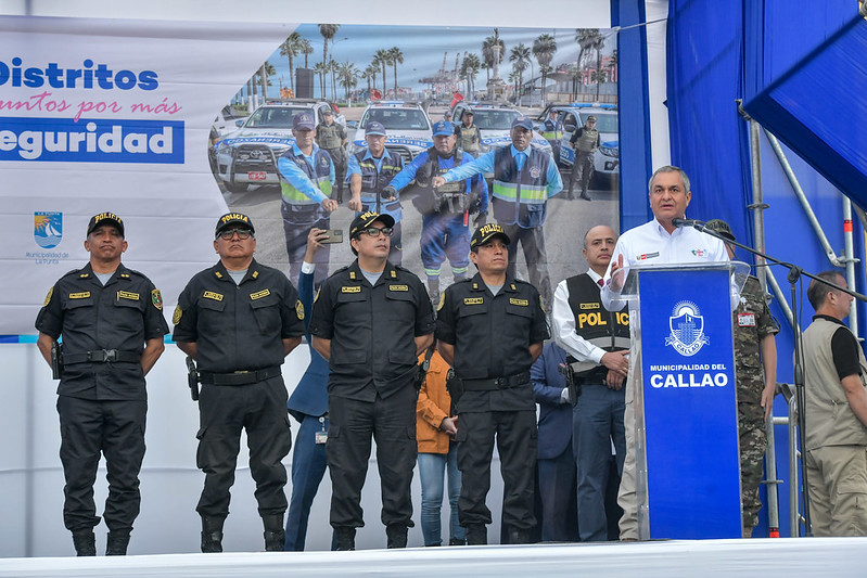 En un esfuerzo conjunto por fortalecer de la seguridad ciudadana, la Provincia Constitucional del Callao y el distrito de San Martín de Porres lanzaron este viernes el programa ´'Serenazgo sin fronteras', que permitirá incrementar las acciones de prevención y el patrullaje integrado en estos distritos.
Mediante esta alianza se busca promover la colaboración y la coordinación entre la provincia del Callao y los distritos que la integran (Ventanilla, La Perla, Bellavista, La Punta, Carmen de la Legua y Mi Perú), con el distrito de San Martín de Porres. Además, se buscará optimizar la capacidad operativa y humana de ambas jurisdicciones para fortalecer la seguridad ciudadana y generar un entorno más seguro para los vecinos.
En el evento de presentación, el ministro del Interior, Vicente Romero, destacó la importancia de la cooperación entre distritos en la lucha contra la delincuencia. Romero señaló que el programa "Serenazgo Sin Fronteras" es un paso significativo hacia una estrategia conjunta y efectiva de seguridad ciudadana.