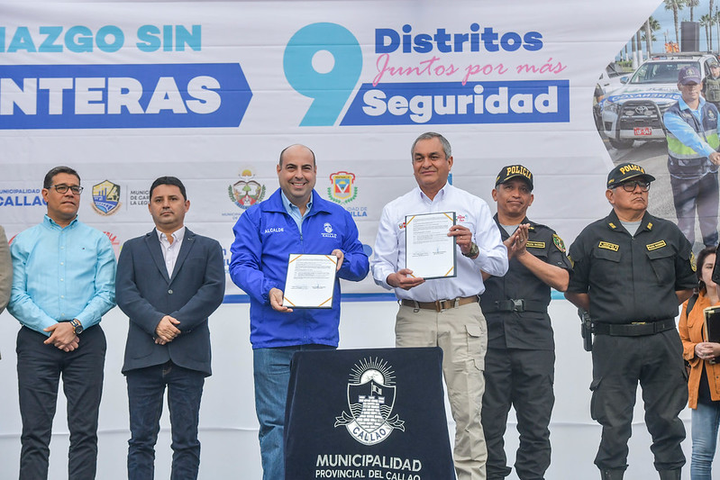 En un esfuerzo conjunto por fortalecer de la seguridad ciudadana, la Provincia Constitucional del Callao y el distrito de San Martín de Porres lanzaron este viernes el programa ´'Serenazgo sin fronteras', que permitirá incrementar las acciones de prevención y el patrullaje integrado en estos distritos.
Mediante esta alianza se busca promover la colaboración y la coordinación entre la provincia del Callao y los distritos que la integran (Ventanilla, La Perla, Bellavista, La Punta, Carmen de la Legua y Mi Perú), con el distrito de San Martín de Porres. Además, se buscará optimizar la capacidad operativa y humana de ambas jurisdicciones para fortalecer la seguridad ciudadana y generar un entorno más seguro para los vecinos.
En el evento de presentación, el ministro del Interior, Vicente Romero, destacó la importancia de la cooperación entre distritos en la lucha contra la delincuencia. Romero señaló que el programa "Serenazgo Sin Fronteras" es un paso significativo hacia una estrategia conjunta y efectiva de seguridad ciudadana.