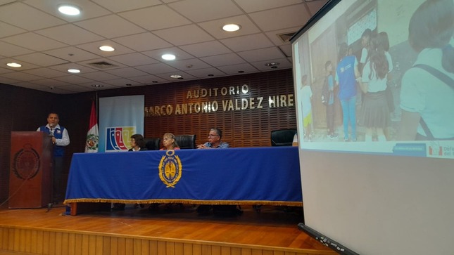 Representante de la Defensoría del Pueblo exponiendo en reunión