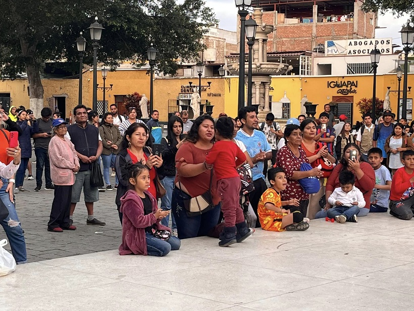 El público presente gozó con este espectáculo al aire libre.