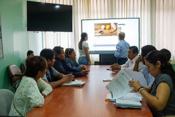 ALCALDE SE REÚNE CON DIRIGENTES DE LA VIDENITA PARA POSIBLE VISITA A PRESIDENTE DEL IPD POR CASO DE ADJUDICACIÓN DE TERRENOS