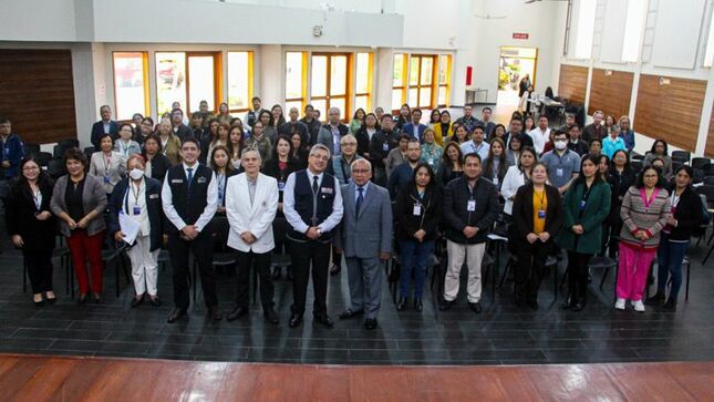 Foto 1 de Más de 140 profesionales de la salud participan en taller "Recuperando la Atención de Salud con Calidad y Calidez"