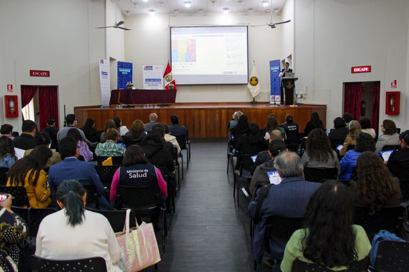 Foto 2 de Más de 140 profesionales de la salud participan en taller "Recuperando la Atención de Salud con Calidad y Calidez"