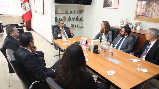 Presidente del TC, Francisco Morales, recibió a una delegación del Banco Mundial para ver la implementación del expediente electrónico