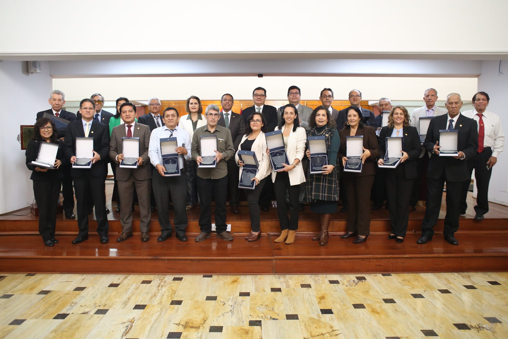 Trabajadores del Tribunal Constitucional tras ser reconocidos por sus años de servicios.