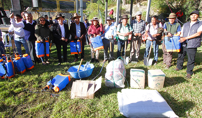 Gobernadora Rosa Vásquez rinde homenaje a los agricultores de Oyón en el marco del “Día del Campesino”