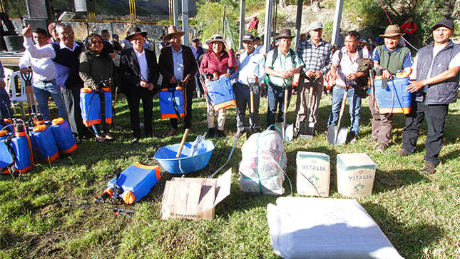 Gobernadora Rosa Vásquez rinde homenaje a los agricultores de Oyón en el marco del “Día del Campesino”