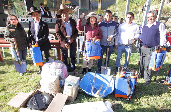 Gobernadora Rosa Vásquez rinde homenaje a los agricultores de Oyón en el marco del “Día del Campesino”