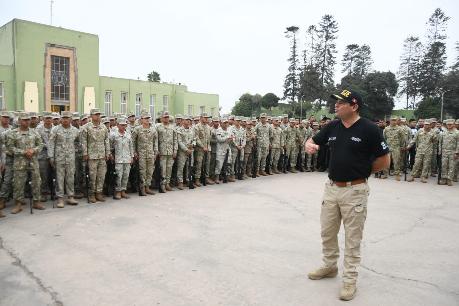 El alcalde de Chorrillos, Fernando Velasco, invitó a los licenciados a participar 