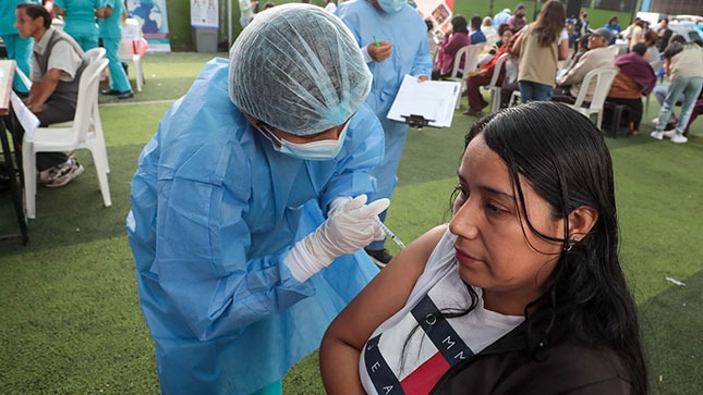 Se brindó el servicio de vacunación contra la influenza y el neumococo ante la temporada de bajas temperaturas, así como la vacuna de la covid-19