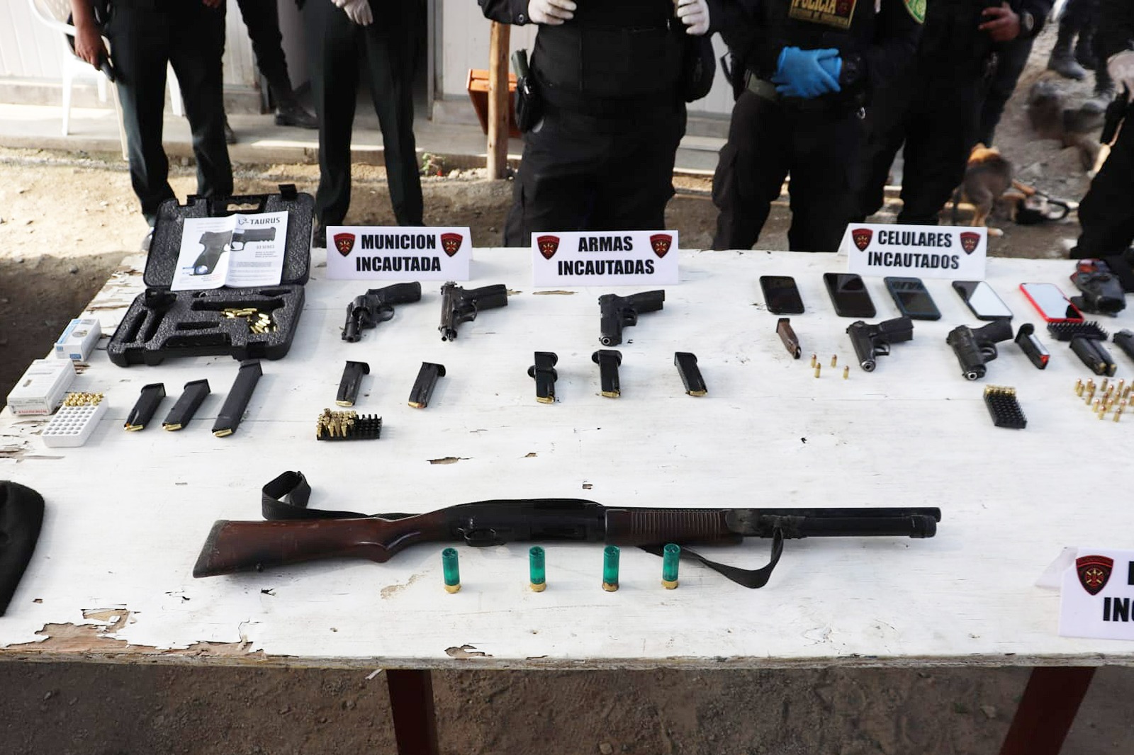 Capturan a 11 personas con armas de fuego, granadas y chalecos de la PNP
