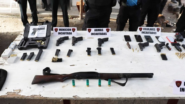 Capturan a 11 personas con armas de fuego, granadas y chalecos de la PNP