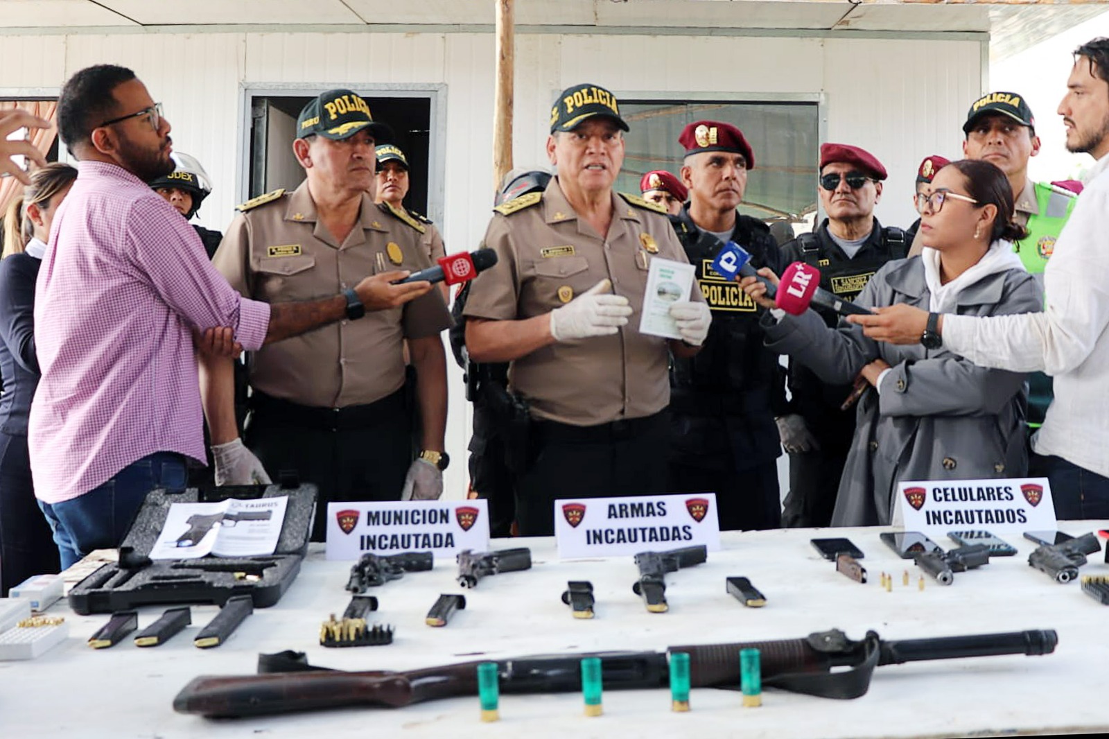 Capturan a 11 personas con armas de fuego, granadas y chalecos de la PNP