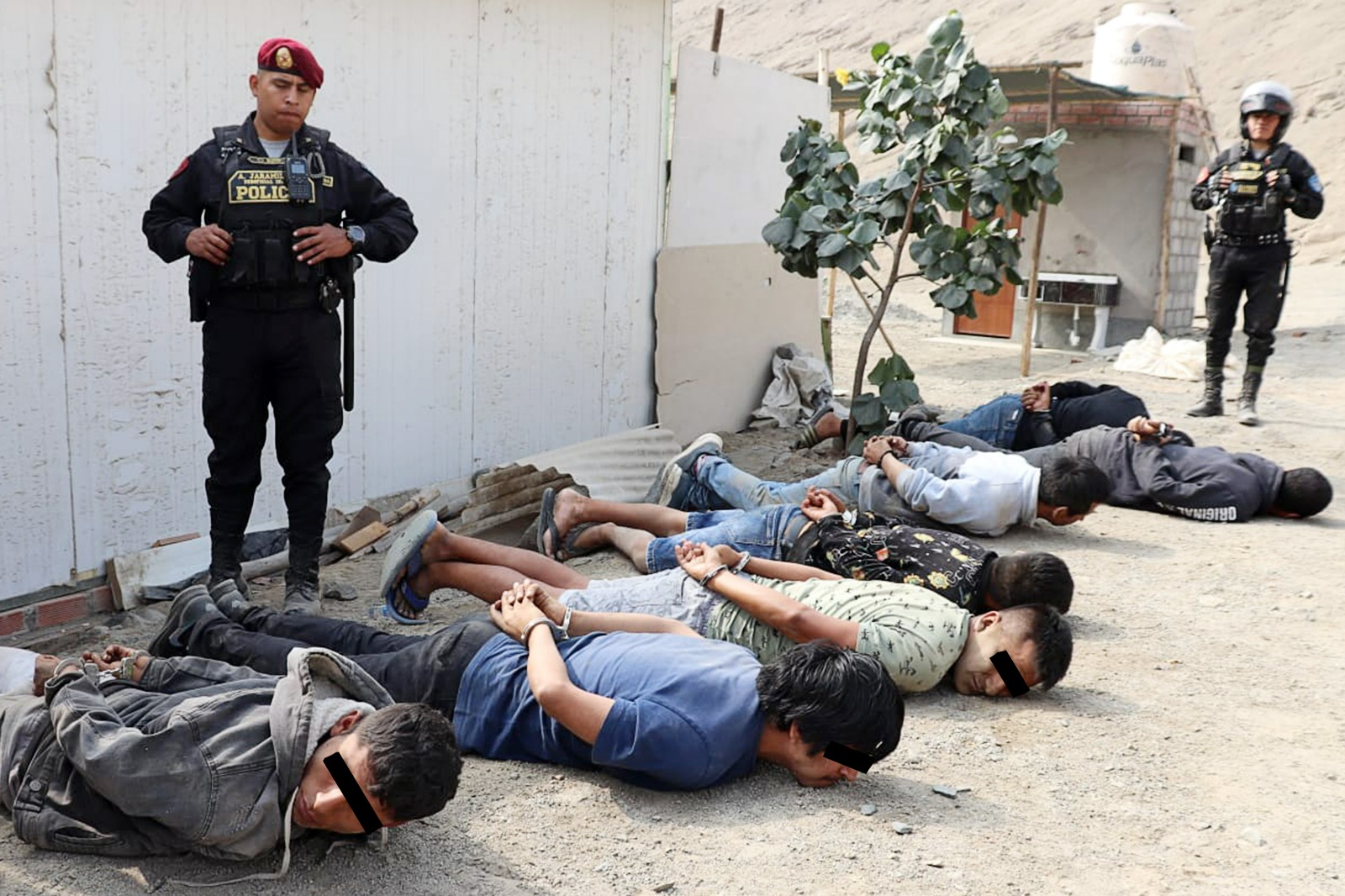 Capturan a 11 personas con armas de fuego, granadas y chalecos de la PNP