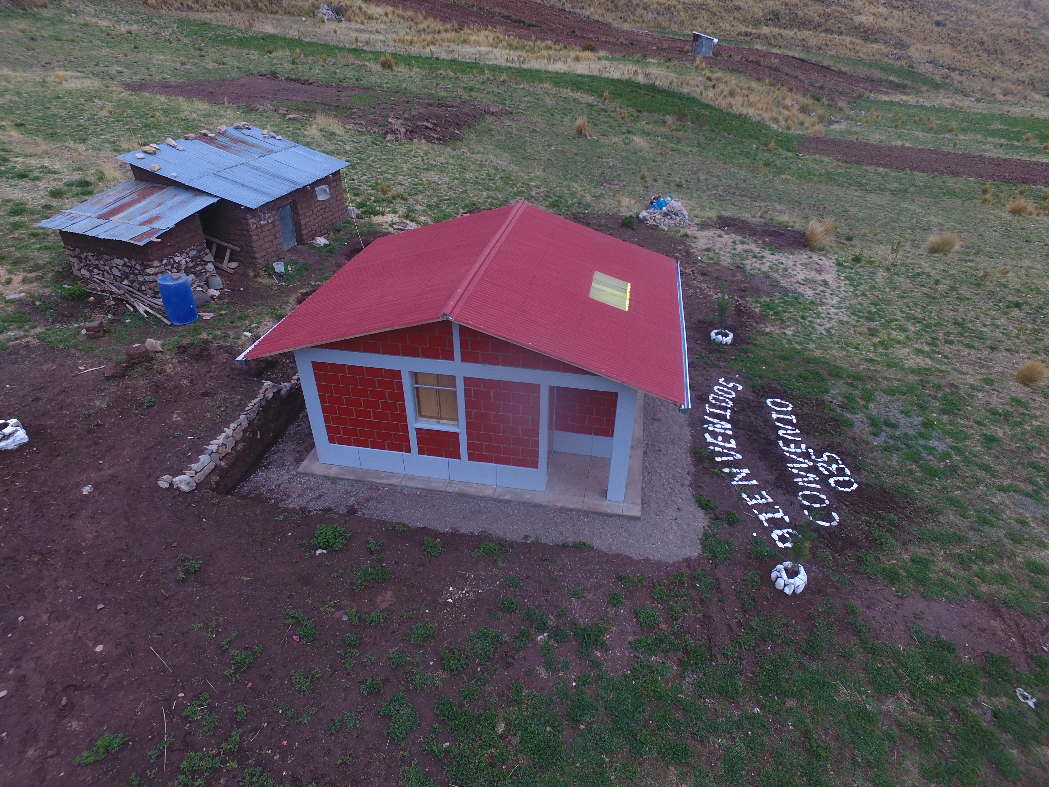 Las Sumaq Wasi tienen un innovador diseño de doble muro, doble ventana, puertas reforzadas y con un techo con ventana cenital que capta la luz solar.