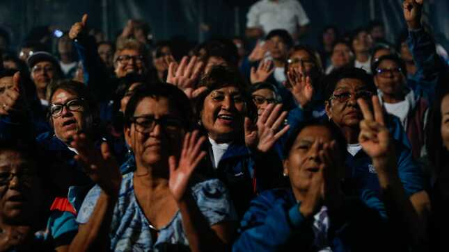 Vecinos ganadores encantados por asistir al espectáculo 