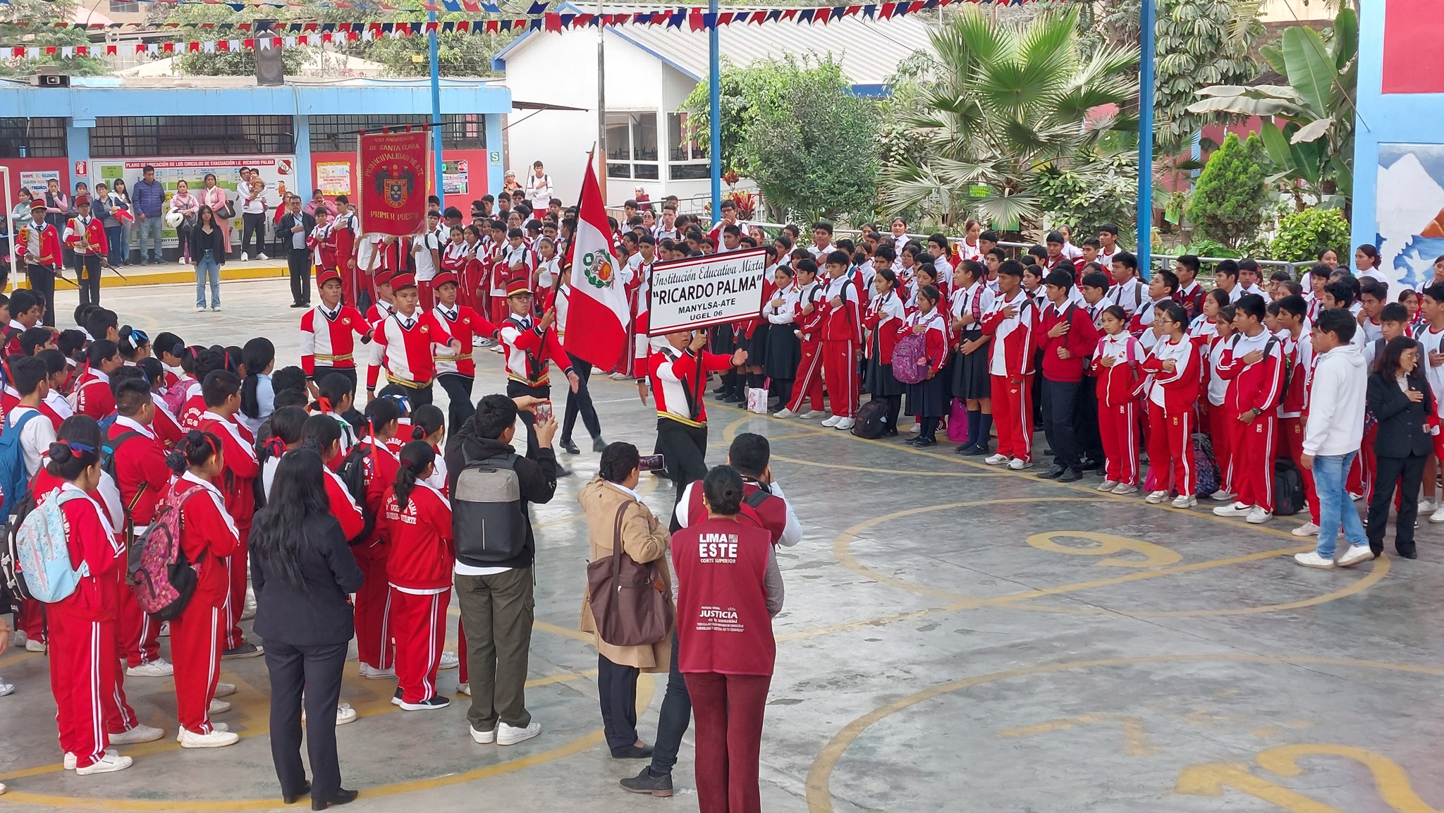 La Comisión Distrital de Acceso a la Justicia de Personas en Condición de Vulnerabilidad y Justicia en tu Comunidad, realizó la juramentación de juezas y jueces de paz escolar en la institución educativa Ricardo Palma de Santa Clara en Ate.