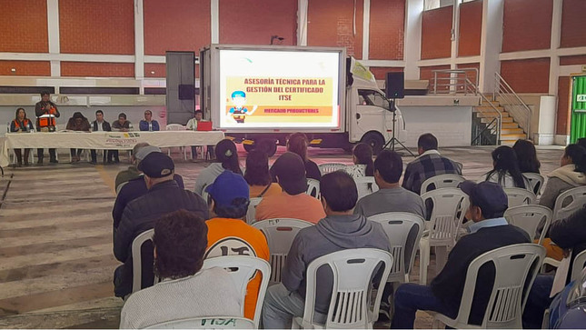 Continuando con los talleres de capacitación a comerciantes y vecinos. Ahora se capacitó a los comerciantes del Mercado de Productores.
Dichos talleres son permanentes, se iniciaron con EMSA y continuarán a comerciantes minoristas, docentes y alumnos.
La importancia del ITSE es clave para que los locales tengan adecuadas condiciones de seguridad de edificaciones.
Por un Santa Anita seguro!
 #SantaAnita #Olimpioalegria #riesgosydesastres #capacitaciones #ITSE