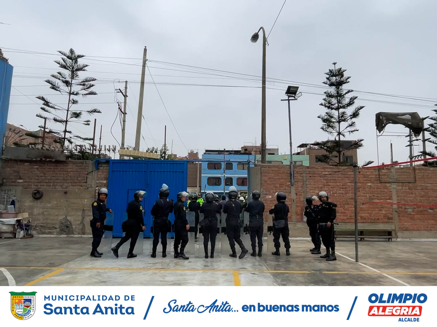 Ejerciendo el principio de autoridad, la Municipalidad de Santa Anita recupero un espacio público en la Cooperativa de Vivienda Viña San Francisco de una propiedad inscrita en la partida electrónica No 45061639.
El área recuperada constituye un aporte de recreación pública e incluye el Parque Nº 4 con un área de 4 mil 686 M2 el cual venía siendo administrado en forma ilegal por terceras personas.
La Procuraduría Pública Municipal en virtud a la ley No 30230 recupero extrajudicialmente dicha propiedad estatal.
Dicho espacio público recuperado será destinado para el desarrollo educativo, cultural y deportivo de los vecinos Santanitenses.
#santaanitaenbuenasmanos
#olimpioalegria