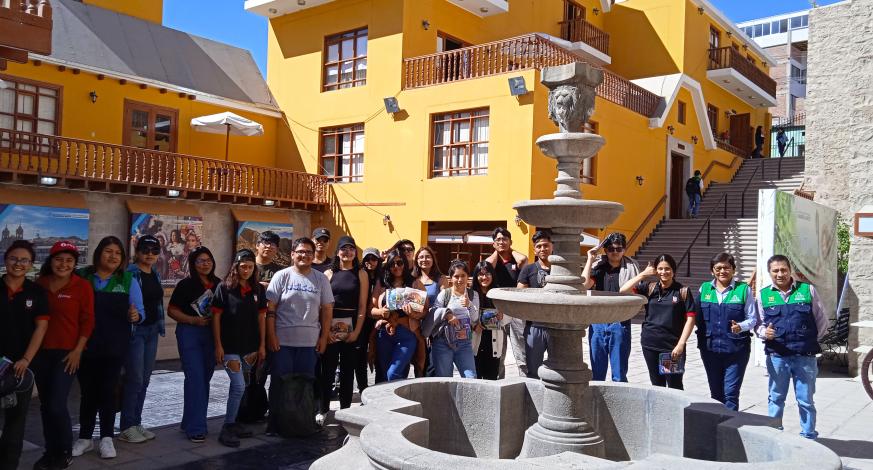 Orientados a impulsar el turismo en la ciudad, la comuna provincial que lidera el alcalde provincial, John Larry Coayla, a través de la Oficina de Promoción y Desarrollo turístico, organizó una visita guiada a más de 25 alumnos de la Universidad Privada de Tacna-Escuela Profesional de Administración hotelera, que quedaron satisfechos con lo aprendido ésta mañana.
Nikicsa, parte de la delegación invitada, quien contemplaba la sala de trajes, comentó que su experiencia fue valiosa y reconfortante. “Tengo una perspectiva diferente de la ciudad de Moquegua. Me llamó la atención los trajes, que cuiden muy bien las prendas originales que usaban los antepasados. Es interesante la idea de la ruta de la pastelería que está formulando su alcalde provincial”.
La visita guiada está estructurada por tres especialistas de la oficina mencionada. Comprende la explicación sobre los nichos de pisco, vino, macerados. Además se detallan la gastronomía oriunda de Moquegua, exhibición de pastelería y panadería. Así como la muestra de artesanía de la parte alta de la provincia, evolución de los trajes típicos; causando el interés de los estudiantes tacneños que a través de fotografías capturaban su recorrido inolvidable por cada uno de los pasillos.
Julio Zeballos, Jefe de la Oficina de Promoción y Desarrollo Turístico puntualizó “La Oficina de Promoción y Desarrollo Turístico de la Municipalidad Provincial Mariscal Nieto se encarga de brindar información a los turistas de todos los atractivos turísticos de la ciudad, destacando las 3 rutas turísticas representativas como son: la Zona monumental, Ruta del Pisco - Vino y la Ruta del Tixani”.
Tú también puedes visitarnos en la Calle Ayacucho (instalaciones del Centro Cultural Santo Domingo), donde adicionalmente podrás conocer la sala de exposición de José Carlos Mariátegui.