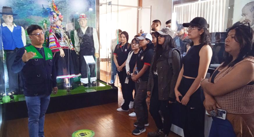 Orientados a impulsar el turismo en la ciudad, la comuna provincial que lidera el alcalde provincial, John Larry Coayla, a través de la Oficina de Promoción y Desarrollo turístico, organizó una visita guiada a más de 25 alumnos de la Universidad Privada de Tacna-Escuela Profesional de Administración hotelera, que quedaron satisfechos con lo aprendido ésta mañana.
Nikicsa, parte de la delegación invitada, quien contemplaba la sala de trajes, comentó que su experiencia fue valiosa y reconfortante. “Tengo una perspectiva diferente de la ciudad de Moquegua. Me llamó la atención los trajes, que cuiden muy bien las prendas originales que usaban los antepasados. Es interesante la idea de la ruta de la pastelería que está formulando su alcalde provincial”.
La visita guiada está estructurada por tres especialistas de la oficina mencionada. Comprende la explicación sobre los nichos de pisco, vino, macerados. Además se detallan la gastronomía oriunda de Moquegua, exhibición de pastelería y panadería. Así como la muestra de artesanía de la parte alta de la provincia, evolución de los trajes típicos; causando el interés de los estudiantes tacneños que a través de fotografías capturaban su recorrido inolvidable por cada uno de los pasillos.
Julio Zeballos, Jefe de la Oficina de Promoción y Desarrollo Turístico puntualizó “La Oficina de Promoción y Desarrollo Turístico de la Municipalidad Provincial Mariscal Nieto se encarga de brindar información a los turistas de todos los atractivos turísticos de la ciudad, destacando las 3 rutas turísticas representativas como son: la Zona monumental, Ruta del Pisco - Vino y la Ruta del Tixani”.
Tú también puedes visitarnos en la Calle Ayacucho (instalaciones del Centro Cultural Santo Domingo), donde adicionalmente podrás conocer la sala de exposición de José Carlos Mariátegui.