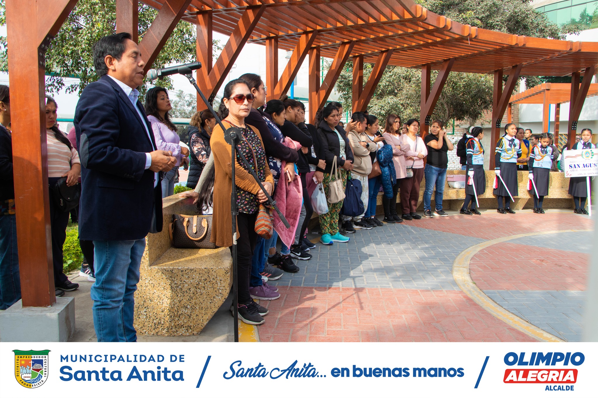Ceremonia de Izamiento de Bandera en la Plaza de Armas y Parque Sucre