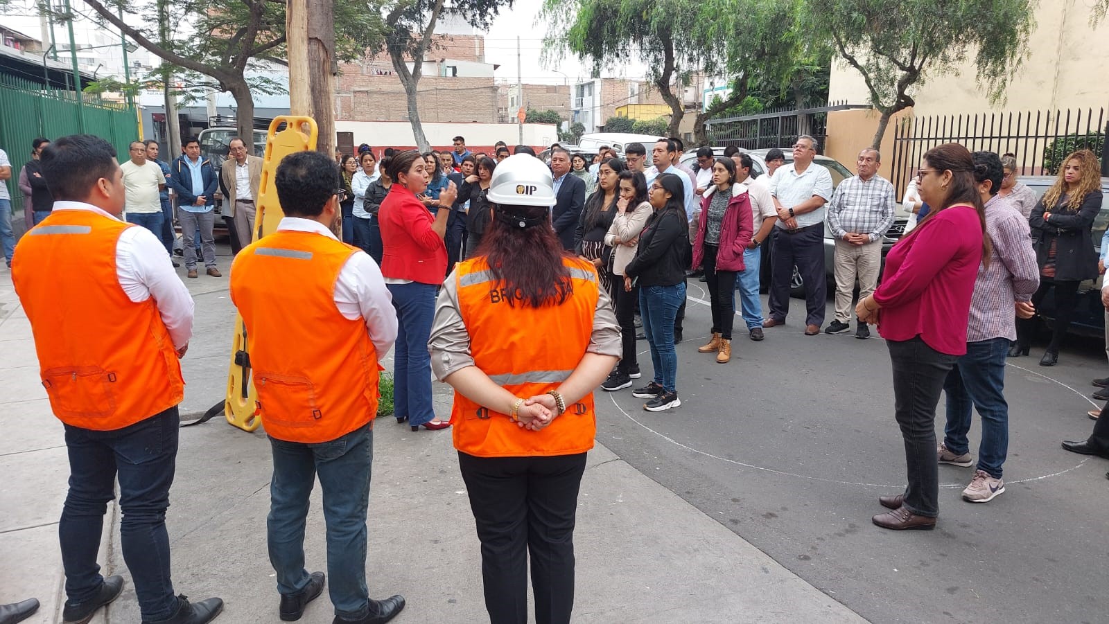 El personal de colocó en círculos.