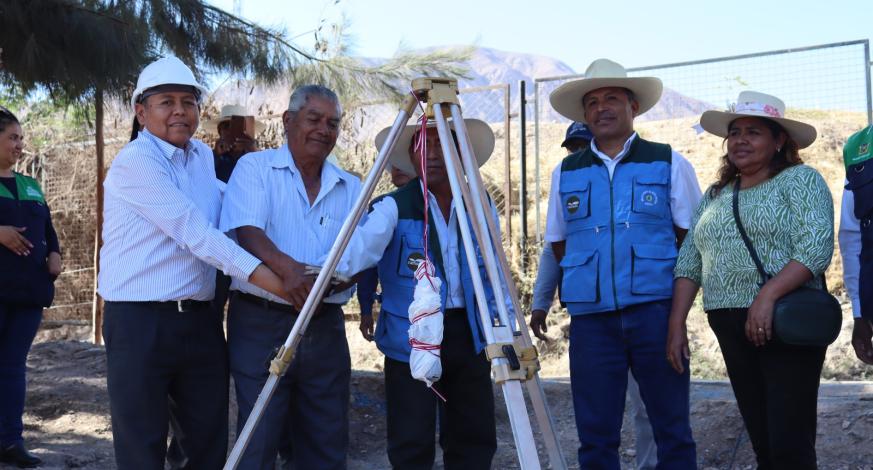 El alcalde provincial, Jonh Larry Coayla, determinó tomar acción y ayer por la tarde, bajo el título: “Instalación del sistema de riego presurizado en la Comisión de Regantes Charsagua del sector de riego Aguas muertas, Buena vista, Alejo, El Gallito y Ayancal bajo”, realizó la colocación de la primera piedra del referido proyecto, con el objetivo de aumentar los rendimientos de los cultivos para la adecuada eficiencia de aplicación y fertilización en los sectores nombrados.