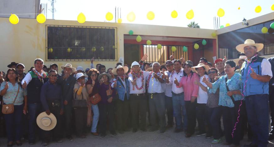 El alcalde provincial, Jonh Larry Coayla, determinó tomar acción y ayer por la tarde, bajo el título: “Instalación del sistema de riego presurizado en la Comisión de Regantes Charsagua del sector de riego Aguas muertas, Buena vista, Alejo, El Gallito y Ayancal bajo”, realizó la colocación de la primera piedra del referido proyecto, con el objetivo de aumentar los rendimientos de los cultivos para la adecuada eficiencia de aplicación y fertilización en los sectores nombrados.