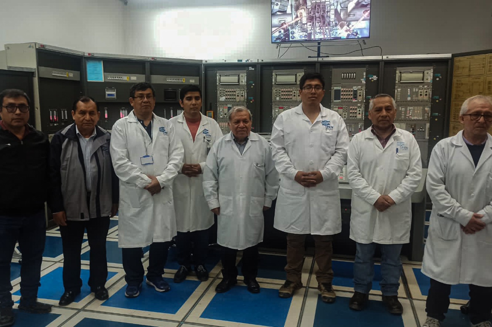 Equipo de trabajo en sala de control del reactor RP-10