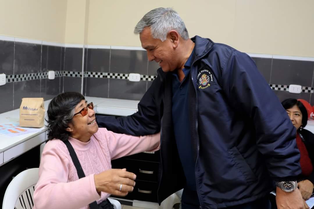 Alcalde Fernando Cárdenas visitó los Talleres Productivos 2023 de “Manualidades y Reflexología Podal”