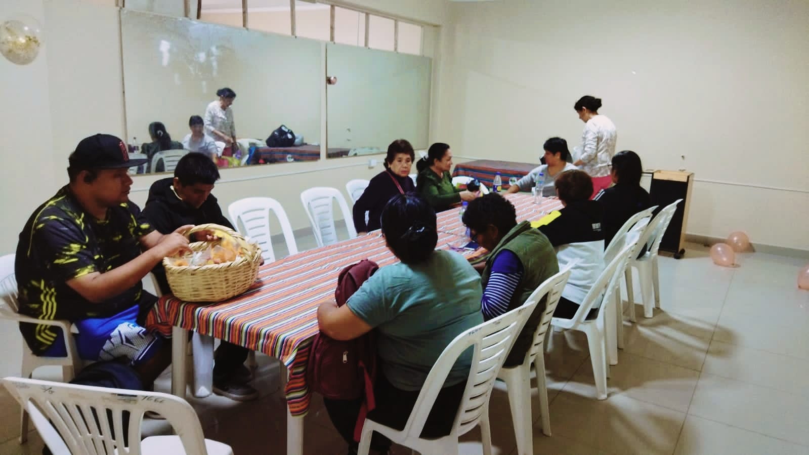 Alcalde Fernando Cárdenas visitó los Talleres Productivos 2023 de “Manualidades y Reflexología Podal”