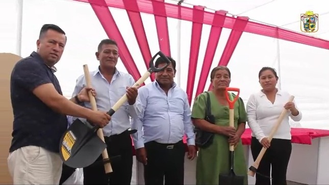 Alcaldesa entregó herramientas a campesinos de Mórrope.